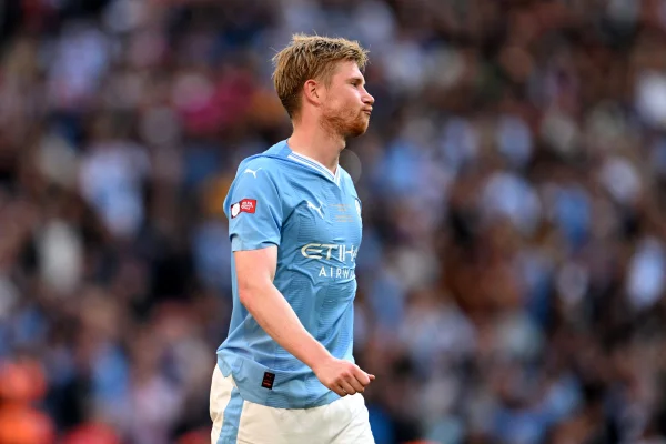 De Bruyne lamentando pênalti perdido contra o Arsenal - Metrópoles