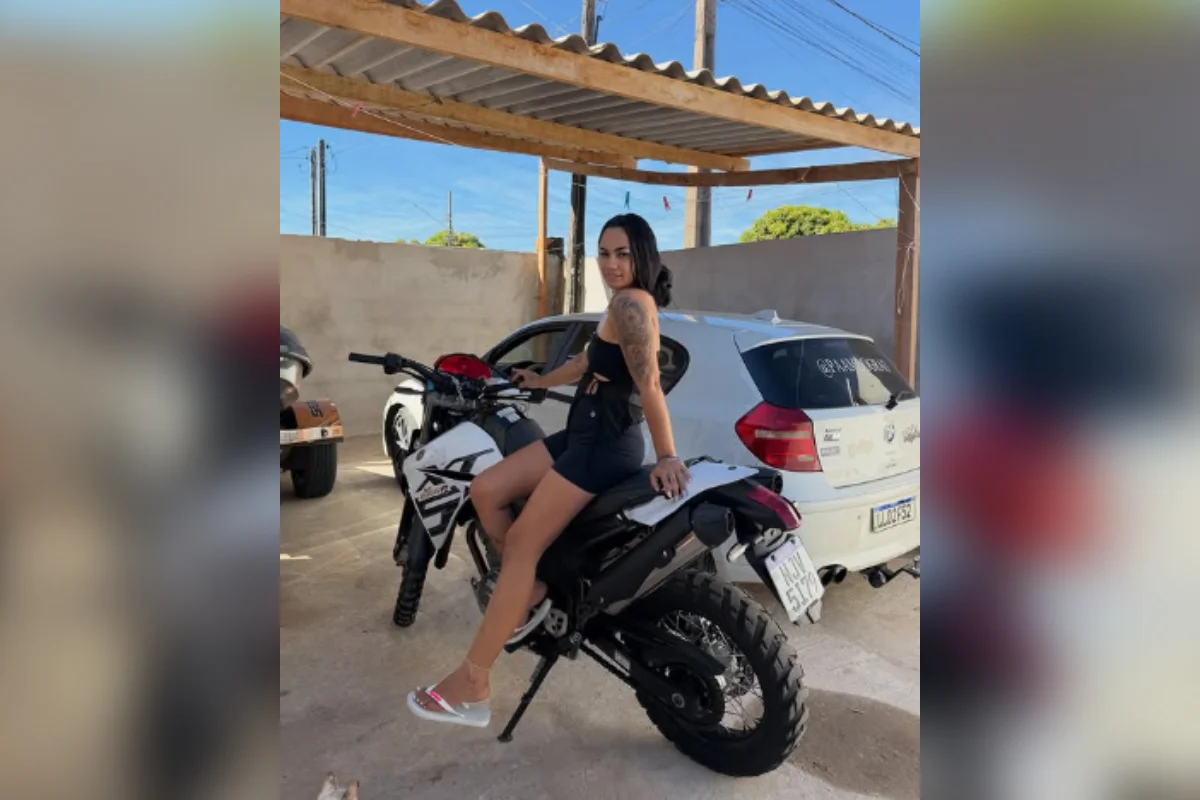 Nas redes sociais, a mulher aparece posando ao lado dos veículos de luxo Nas redes sociais, a mulher aparece posando ao lado dos veículos de luxo