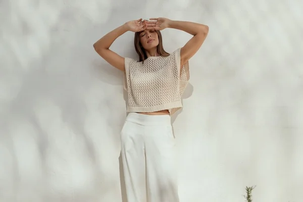 Na imagem com cor, modelo veste peças da Seja, marca que se inspira na bíblia - Metrópoles