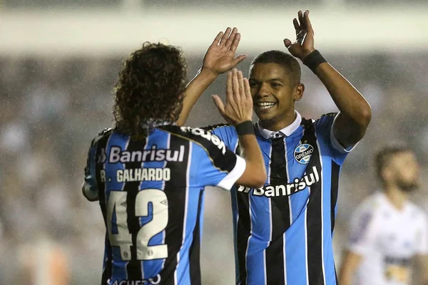 Grêmio faz 3 x 0 e deixa Santos mais longe da liderança