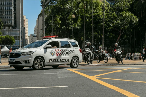 Imagem colorida de uma viatura da polícia militar patrulhando pela região onde o homem foi preso por tráfico de drogas - Metrópoles