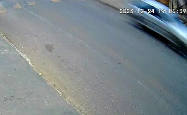 Imagem colorida de momento que carro passa em rua em alta velocidade e atinge menino - Metrópoles