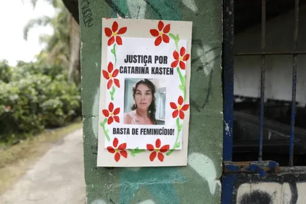 Foto colorida de cartaz pedindo justiça por Catarina Kasten, professora morta em trilha de Florianópolis, Santa Catarina