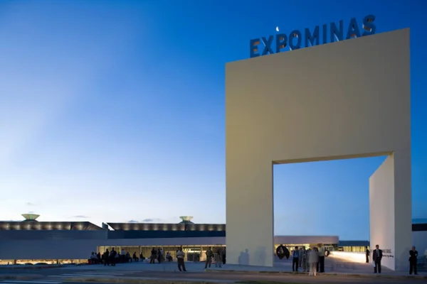 imagem colorida da fachada do Expominas - Metrópoles