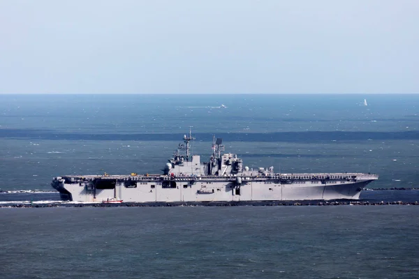 Imagem colorida de navio da frota naval dos EUA - Metrópoles