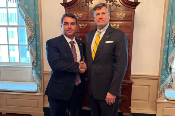 Flávio Bolsonaro e Christopher Landau