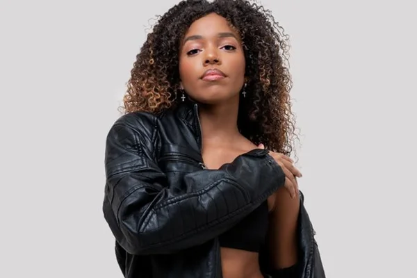 Jenifer Dayane de Assis da Silva, a Jhzni, posa de look preto - Metrópoles