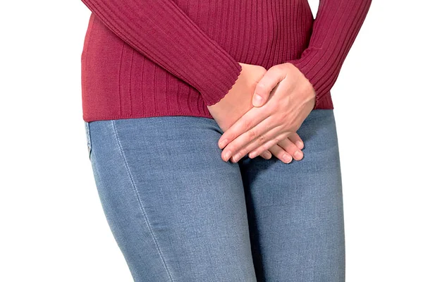 Imagem colorida de mulher tampando a parte íntima por cima da vestimenta