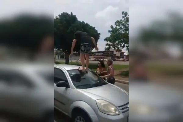 homem pulando em cima de para-brisas