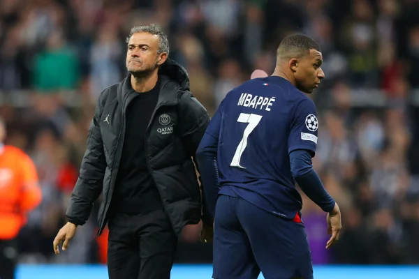 Técnico do PSG responde Mbappé após fala sobre liberdade em campo