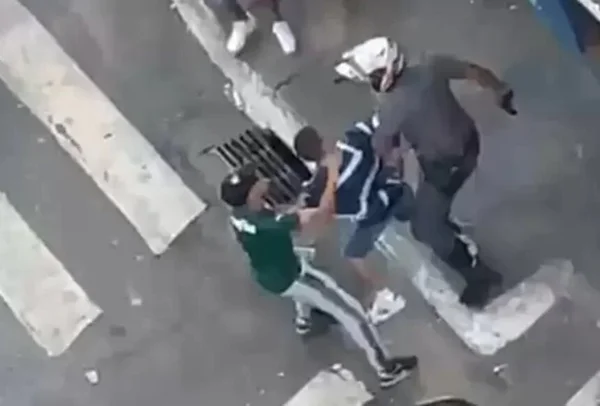 Novo vídeo mostra PM agredindo suspeito antes de ser hostilizado na rua