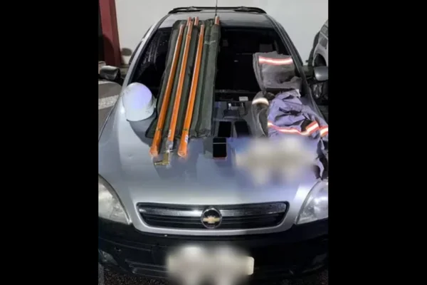 Carro com itens de eletricista preso - Metrópoles
