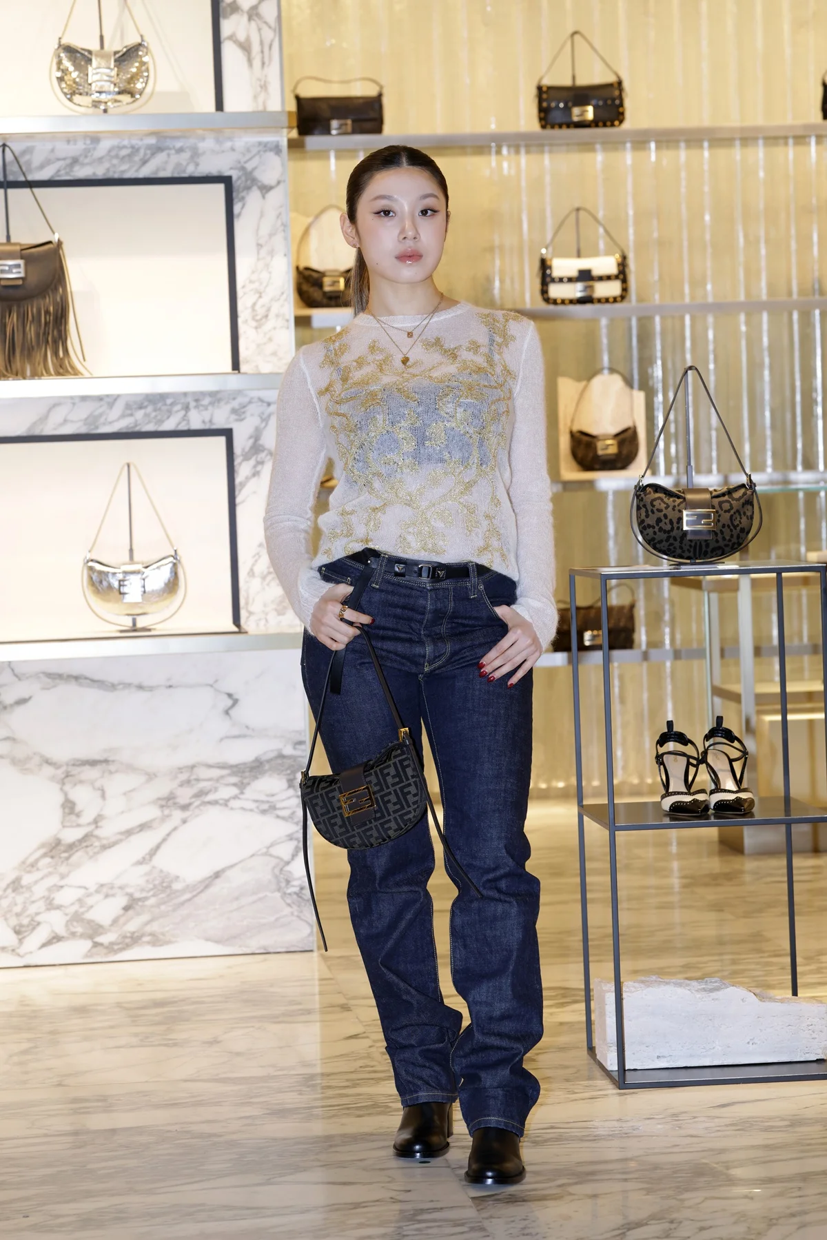 Dançarina Leejung Lee combinou a bolsa com jeans básico Dançarina Leejung Lee combinou a bolsa com jeans básico