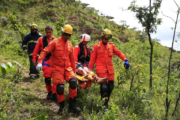 Bombeiros resgatam criança que despencou de 10m perto de cachoeira