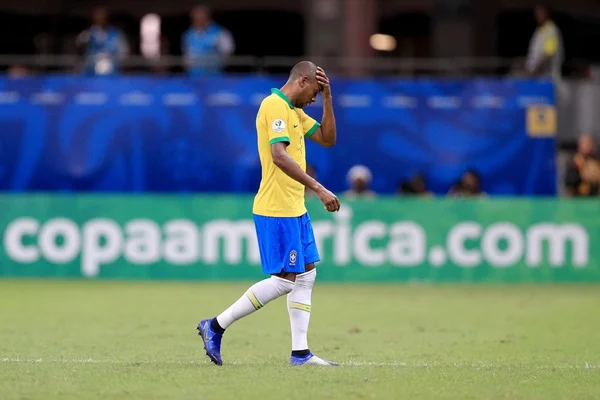 Fernandinho treina com proteção no joelho e deve reforçar Seleção