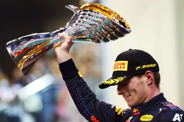 Max Verstappen com o troféu