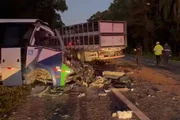 Vídeo mostra destruição de veículos após acidente com 23 mortos no PR Vídeo mostra destruição de veículos após acidente com 23 mortos no PR