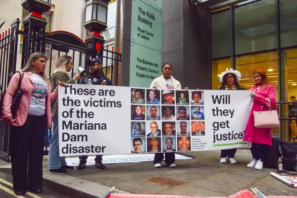 Foto de vítimas da tragédia do rompimento da barragem de Mariana (MG) protestam em frente ao Tribunal Superior de Londres em 2024
