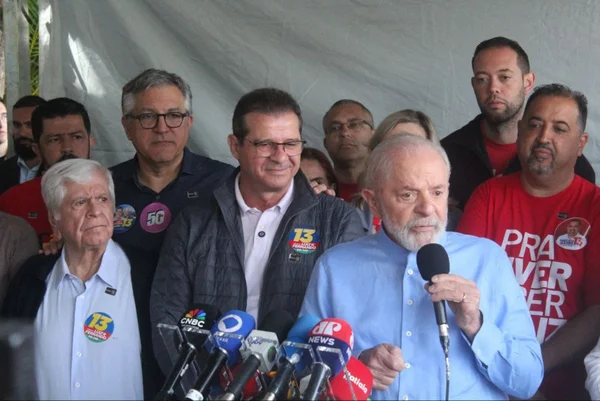 Lula vota em SBC - Metrópoles