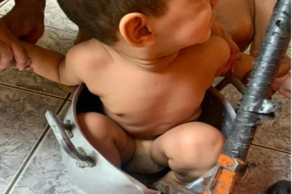 Criança fica presa em panela e mãe chama bombeiros para soltá-la. Veja