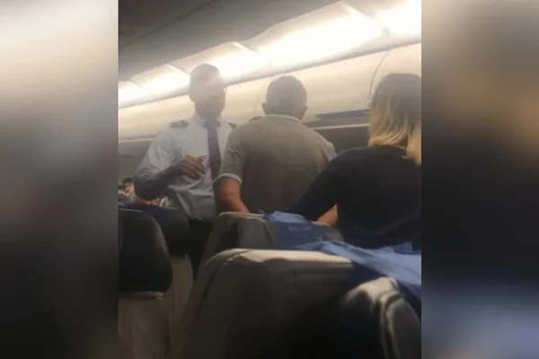 Em voo, homem causa confusão ao ameaçar abrir porta de emergência