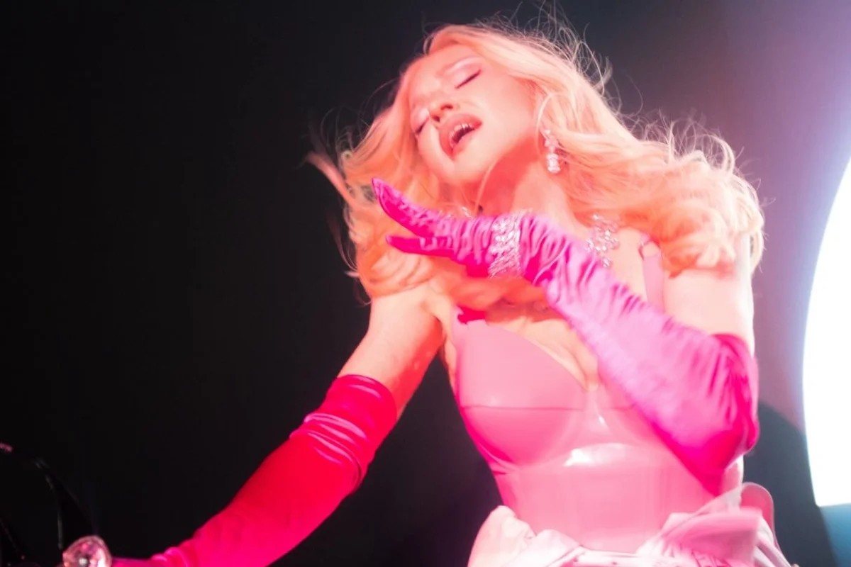 Madonna retorna às pistas de dança com o novo álbum Confessions II Madonna retorna às pistas de dança com o novo álbum Confessions II