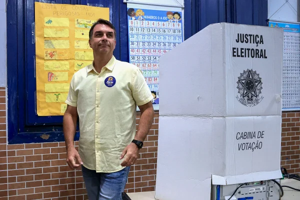 2 turno - Flávio Bolsonaro, candidato à presidência pelo Partido Liberal, vota em uma escola no bairro de Vila Isabel, na zona norte do Rio, durante o dia de eleições gerais em 25 de outubro de 2026, no Rio de Janeiro, Brasil