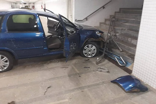 Embriagado, motorista invade estação de metrô da Asa Sul com carro