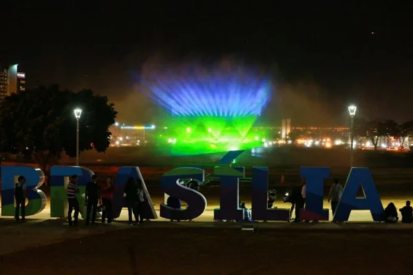 Cerimônia olímpica é projetada na fonte luminosa da Torre de TV