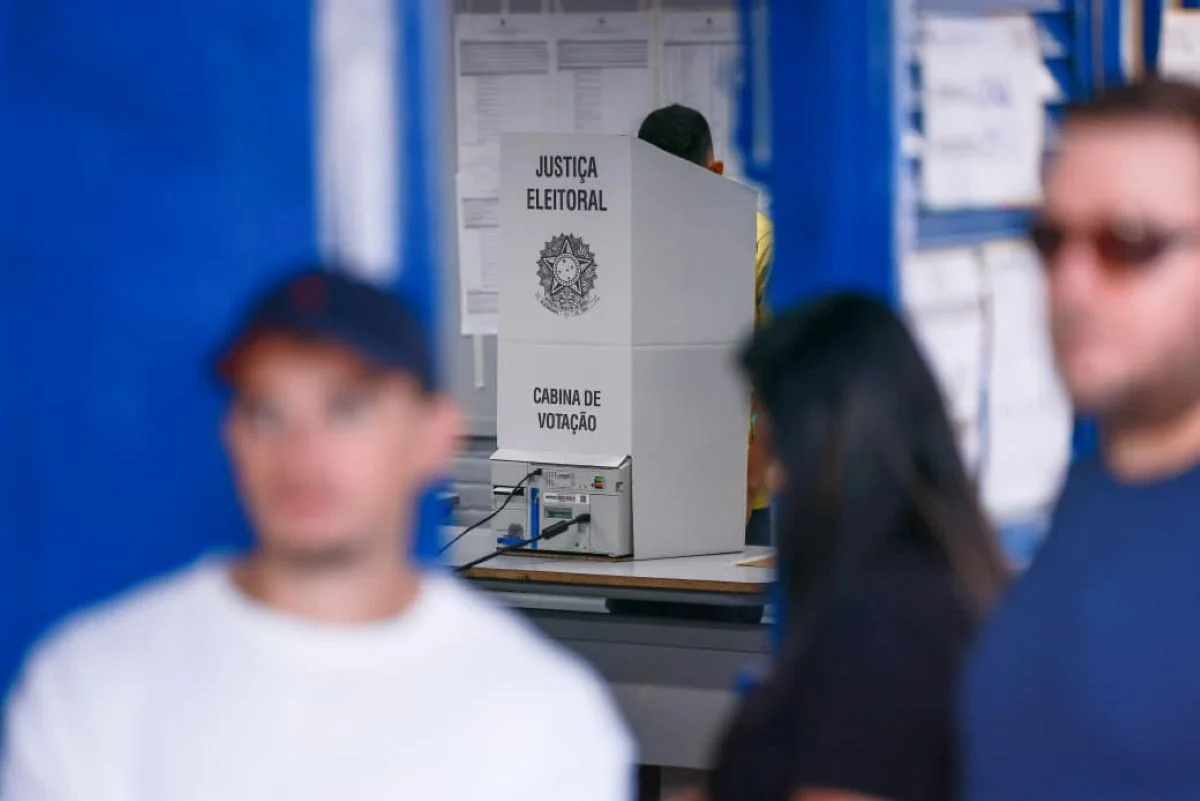 Eleitores comparecem às urnas neste domingo (4) no CEF 01 do Lago Norte, em Brasília, durante o primeiro turno das Eleições 2026.Local: CEF 01 do Lago Norte, Brasília (DF) Eleitores comparecem às urnas neste domingo (4) no CEF 01 do Lago Norte, em Brasília, durante o primeiro turno das Eleições 2026.Local: CEF 01 do Lago Norte, Brasília (DF)
