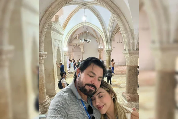 Imagem colorida de casal se abraçando de olhos fechados em Israel - Metrópoles