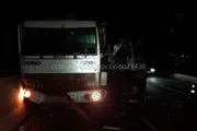 Caminhoneiro para em acostamento para ajudar colega e morre atropelado Caminhoneiro para em acostamento para ajudar colega e morre atropelado