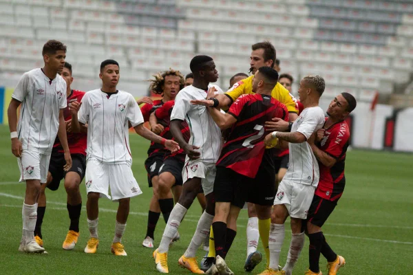 Fluminense é campeão brasileiro sub-17 em jogo com direito a pancadaria