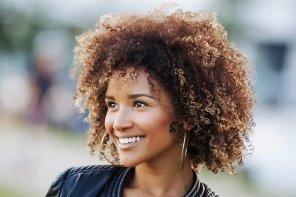 Foto colorida de mulher sorridente - Metrópoles