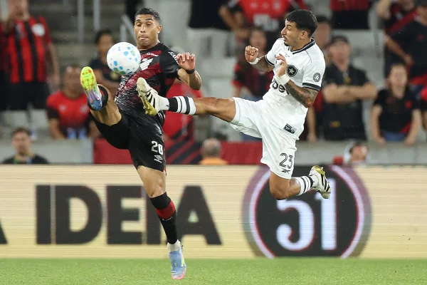 Disputa de bola durante o jogo entre Athletico Paranaense e Botafogo na Arena da Baixada