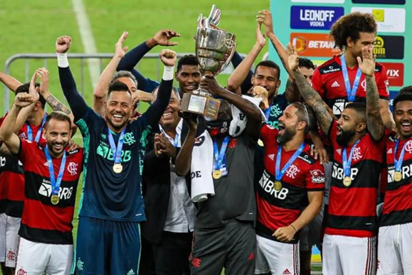 Denir, massagista do Flamengo, levanta a taça de campeão da Taça Guanabara, Campeonato Carioca