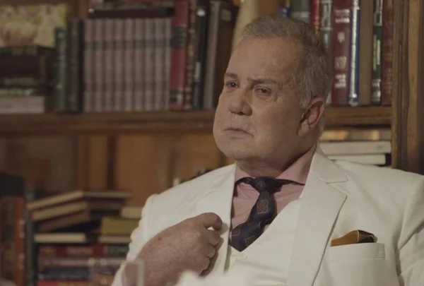 O Tempo Não Para: Amadeu leva golpe milionário de Emílio e Mariacarla