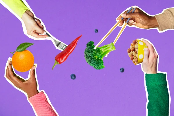 Mãos segurando vegetais em fundo roxo - Metrópoles