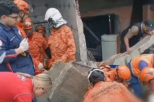 Bombeiros socorrem pessoas após desabamento no Rio de Janeiro