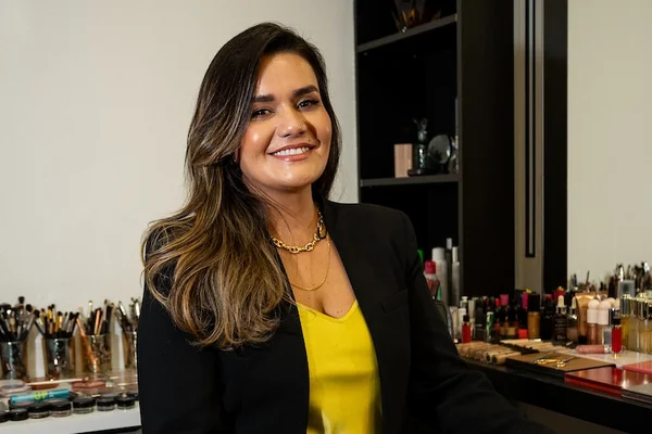 Aprenda a fazer uma maquiagem de festa superprática com Ariella Gaia