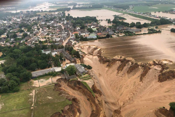 Enorme deslizamento atinge cidade alemã de Erftstadt. Veja imagens