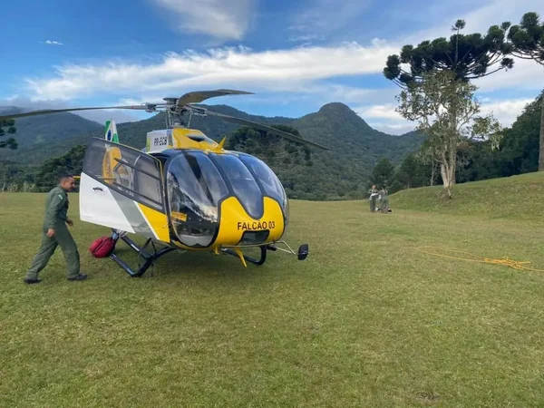Vídeo: mulher é resgatada de helicóptero após cair em trilha no Paraná