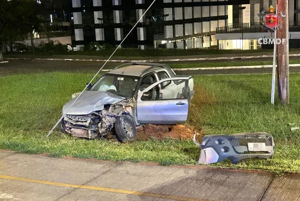 Imagem de um carro cinza deteriorado após acidente