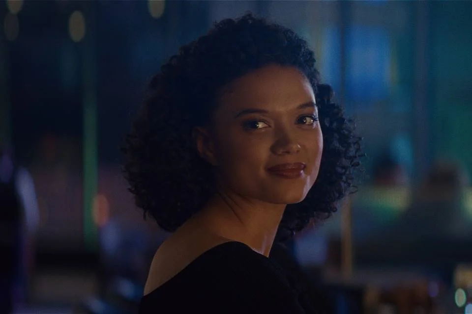 Briana Middleton como Sandra em Sharper - Uma Vida de Trapaças Briana Middleton como Sandra em Sharper - Uma Vida de Trapaças