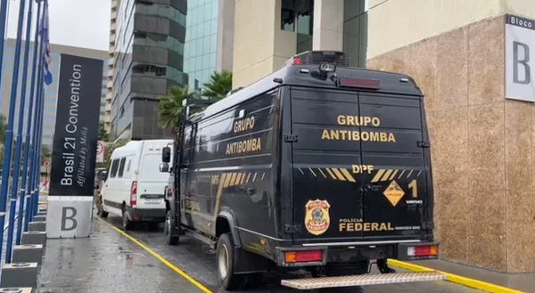 Veículo do grupo antibomba da Polícia Federal aparece do lado de fora do hotel Brasil 21, em que o presidente eleito Lula está hospedado. Eles fizeram varredura a procura de explosivos no local - Metrópoles