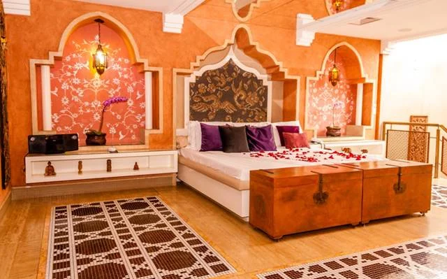 A suíte duplex Taj Mahal é uma das principais atrações do Flamingo Motel. Com teto retrátil, sauna, piscina, churrasqueira, hidrospa e muito mais, a estadia remete à uma viagem à Índia. De segunda a quinta, o pernoite custa R$ 669,10, enquanto de sexta a domingo custa R$ 771 A suíte duplex Taj Mahal é uma das principais atrações do Flamingo Motel. Com teto retrátil, sauna, piscina, churrasqueira, hidrospa e muito mais, a estadia remete à uma viagem à Índia. De segunda a quinta, o pernoite custa R$ 669,10, enquanto de sexta a domingo custa R$ 771