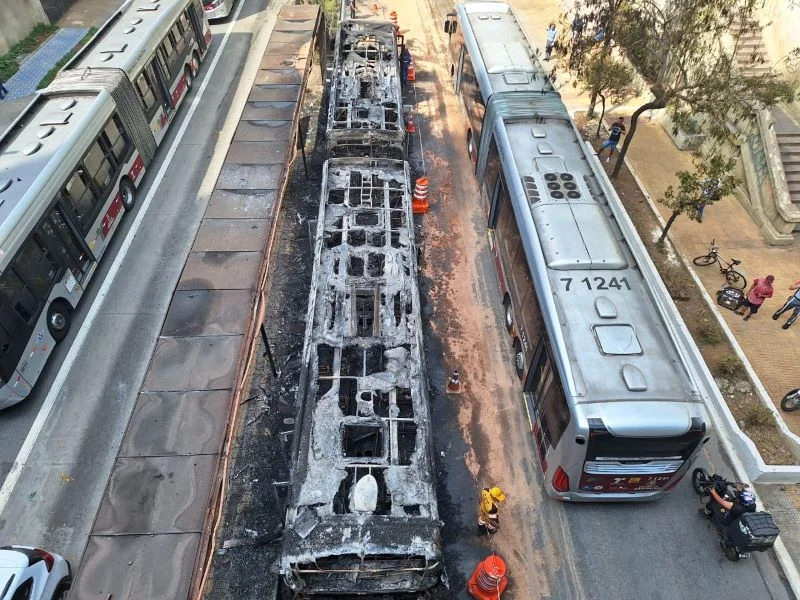 Ônibus pegou fogo na Avenida Nove de Julho Ônibus pegou fogo na Avenida Nove de Julho