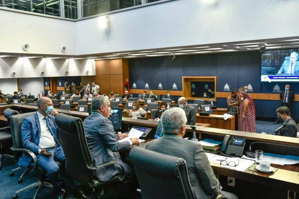 O petista André Ceciliano (ao centro) preside sessão na Alerj