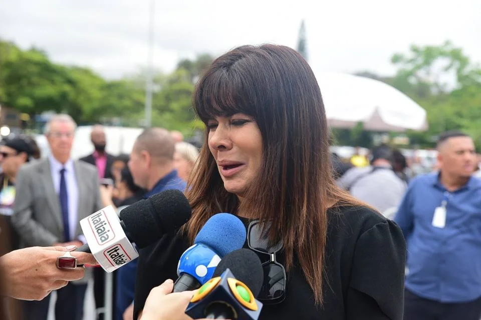 A apresentadora se emocionou A apresentadora se emocionou