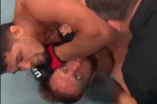 Pulyaev fica desacordado após mata-leão de Ruziboev no UFC Baku